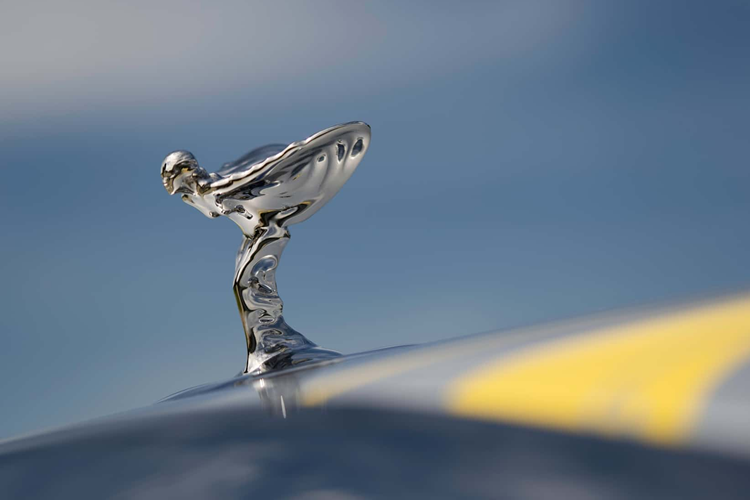 Lấy cảm hứng từ những đường bờ biển của vùng California, đây là màu sơn mài màu bạc và nhiều lớp sơn trong suốt để tạo ra thứ trông giống như một bể sơn màu vàng và bạc hỗn hợp. Rolls-Royce cho biết chỉ riêng phần mui xe đã cần tới 160 giờ để thiết kế và sản xuất một cách thủ công.