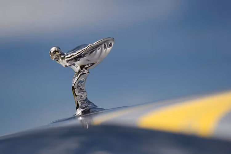 Lấy cảm hứng từ những đường bờ biển của vùng California, đây là màu sơn mài màu bạc và nhiều lớp sơn trong suốt để tạo ra thứ trông giống như một bể sơn màu vàng và bạc hỗn hợp. Rolls-Royce cho biết chỉ riêng phần mui xe đã cần tới 160 giờ để thiết kế và sản xuất một cách thủ công.