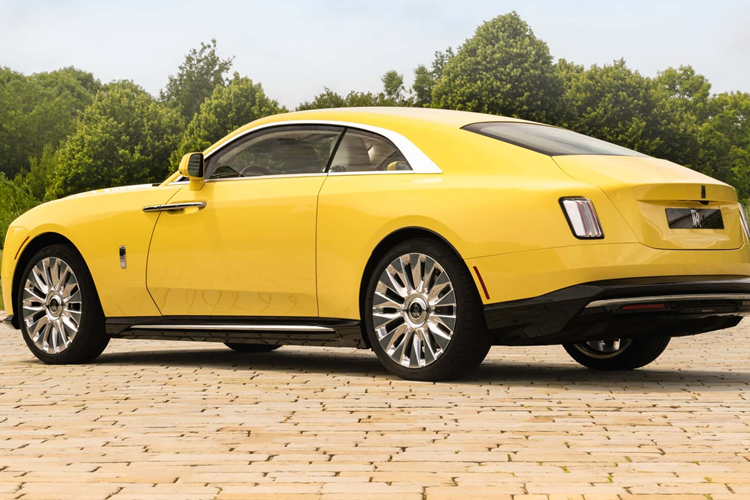 Tuy nhiên chắc hẳn khách hàng sẽ phải rất nhanh tay vì đây chính là chiếc xe duy nhất trên toàn thế giới. Chiếc Spectre độc nhất vô nhị sẽ ra mắt lần đầu tiên tại The Quail vào ngày 16/8 trong Tuần lễ xe hơi Monterey. Mức giá xe Rolls-Royce Spectre Semaphore chưa công bố.