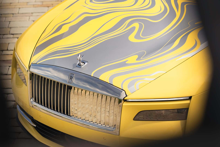 Đây chính là một Rolls-Royce Spectre không đụng hàng nhờ một số tùy chỉnh riêng biệt bao gồm cả lớp sơn hiệu ứng với các đường màu khác biệt cho phần nắp capo xe và nội thất hai tông màu rất sáng, từ đây đem đến cho xe một diện mạo khác biệt với tông màu sáng bóng.