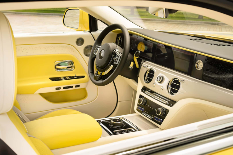 Theo sát tông màu vàng chủ đạo, khoang nội thất của Spectre Semaphore sử dụng sự kết hợp giữa màu vàng Bespoke Lemon Yellow và màu vàng Citrine Yellow để bọc da cho phần ghế, cửa và viền bảng điều khiển màu trắng. Ngoài ra, những chi tiết này được phối với nhau bằng đường khâu màu vàng chanh.