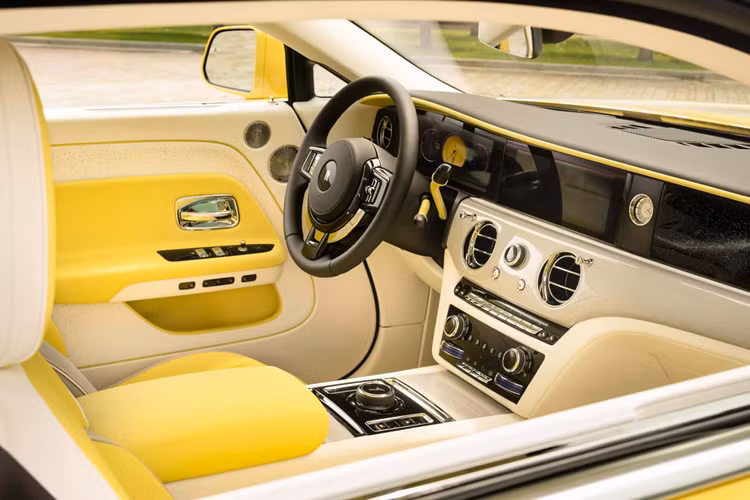 Theo sát tông màu vàng chủ đạo, khoang nội thất của Spectre Semaphore sử dụng sự kết hợp giữa màu vàng Bespoke Lemon Yellow và màu vàng Citrine Yellow để bọc da cho phần ghế, cửa và viền bảng điều khiển màu trắng. Ngoài ra, những chi tiết này được phối với nhau bằng đường khâu màu vàng chanh.