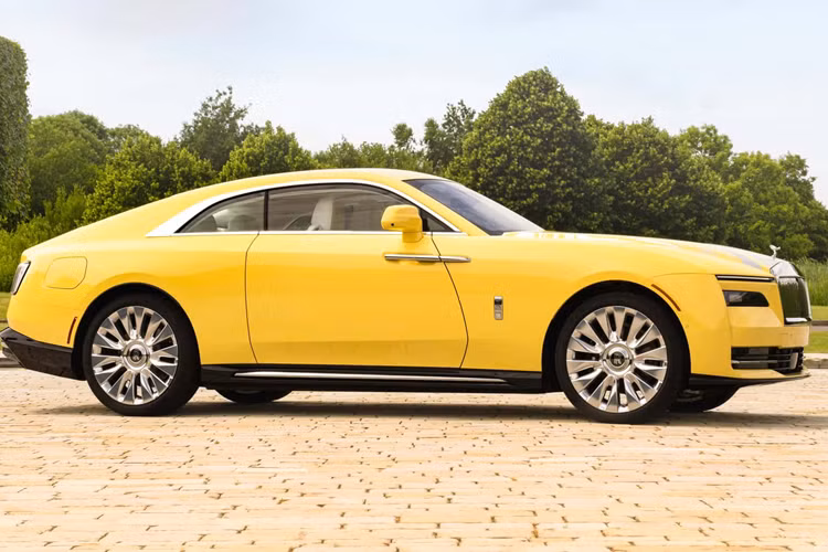 Thương hiệu Rolls-Royce cho biết màu sắc hào nhoáng này được gọi là Semaphore Yellow, một màu được chế tạo riêng cho dự án Bespoke lần này. Trên nắp capo xe chính là một tác phẩm nghệ thuật độc đáo được mệnh danh là “Marbled Paint Spill”.