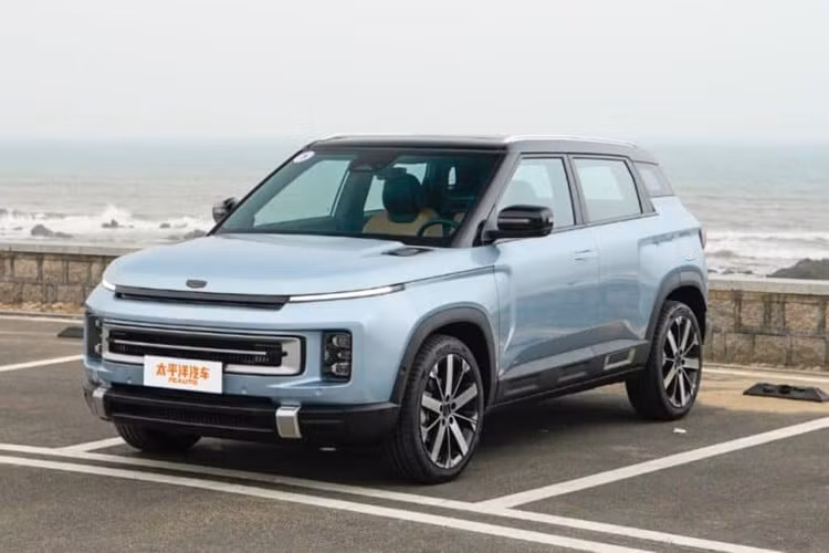 Những thay đổi chính là màu sắc ngoại thất mới và điều chỉnh cấu hình. Nhìn từ bên hông, Geely Icon Butterfly áp dụng thiết kế mui treo, kết hợp với tay nắm cửa ẩn và bộ vành đa chấu 19 inch, là sự thay đổi so với tay nắm cửa truyền thống hiện nay. Geely dự kiến sẽ ra mắt ba phiên bản xe mới với 5 màu ngoại thất.