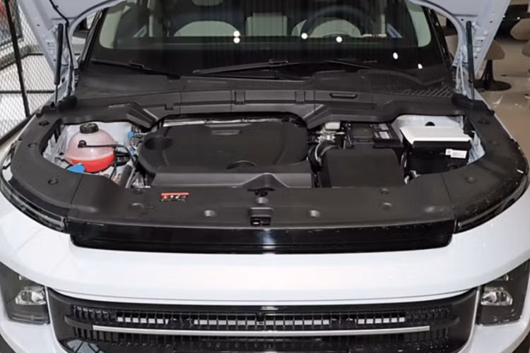 Mặt trước vẫn được giữ nguyên, trong đó lưới tản nhiệt dạng hình chữ nhật hẹp với các góc được bo tròn, trang trí bằng các dải viền mạ chrome dày dặn. Đồng thời, kích thước không thay đổi ở mức 4350/1815/1620 mm và chiều dài cơ sở 2640 mm.