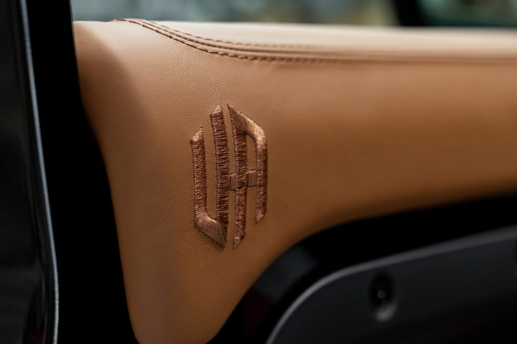 Phần nắp capo cũng được thiết kế gồ lên góc cạnh, xe cũng được trang bị ăng-ten vây cá mập kép trên nóc, cánh gió sau lớn hơn và bốn ống xả. Bên cạnh những nâng cấp về kiểu dáng, chiếc xe demo còn được sơn màu xám Lamborghini Grigio Telesto và được trang bị bộ mâm xe Vossen 24 inch mới.