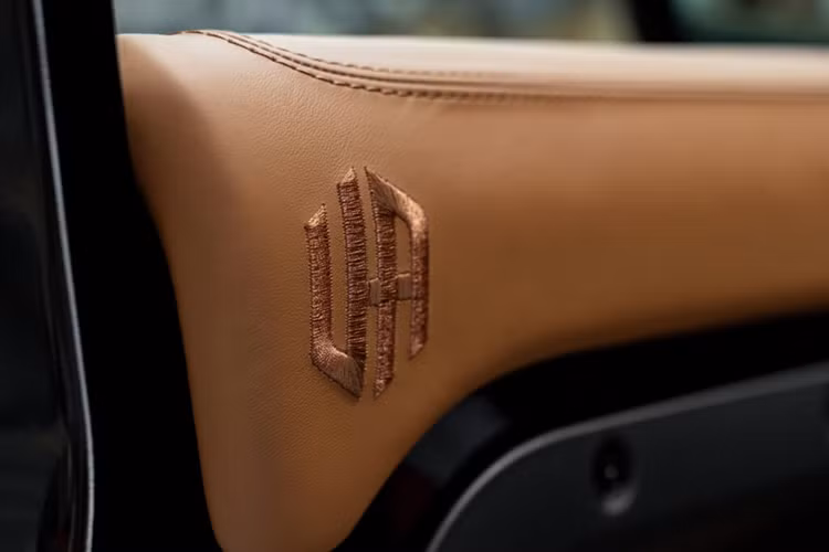 Phần nắp capo cũng được thiết kế gồ lên góc cạnh, xe cũng được trang bị ăng-ten vây cá mập kép trên nóc, cánh gió sau lớn hơn và bốn ống xả. Bên cạnh những nâng cấp về kiểu dáng, chiếc xe demo còn được sơn màu xám Lamborghini Grigio Telesto và được trang bị bộ mâm xe Vossen 24 inch mới.