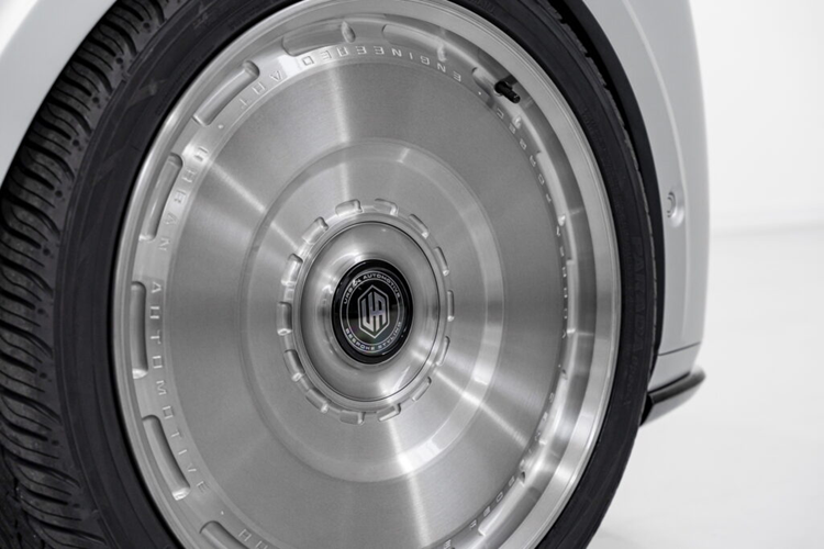 Cuối cùng, nội thất đã được nâng cấp với thể thao Recaro. Urban Automotive không đề cập đến bất kỳ sửa đổi nào về hiệu năng hoặc khung gầm, nhưng mẫu xe này có chiều cao tổng thể thấp so với Range Rover Sport nguyên bản.