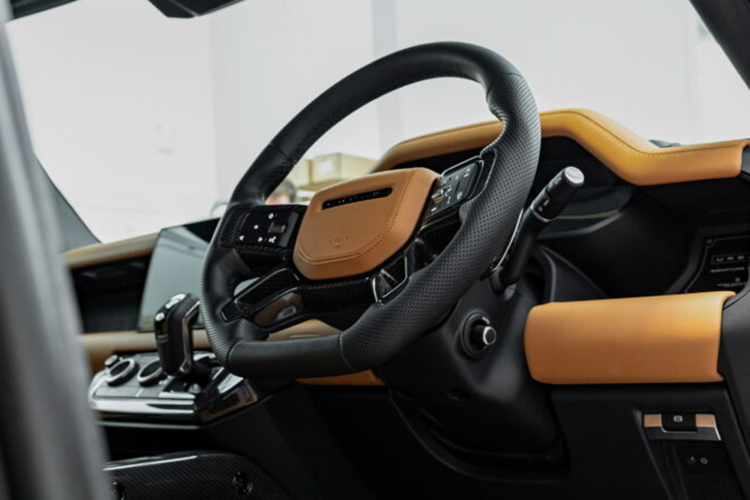 Urban Automotive sẽ cung cấp cho xe hai gói nâng cấp về diện mạo cho Range Rover Sport mới nhất bao gồm Widetrack và Narrowbody. Phiên bản có hình ảnh minh họa này được trang bị gói nâng cấp Widetrack hàng đầu, hoàn chỉnh với phần mở rộng các vè ốp thân xe.