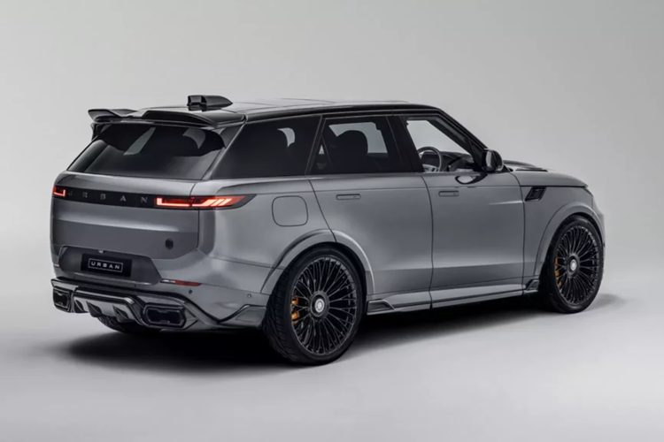 Bên cạnh bộ đôi Range Rover, Urban còn mang tới một chiếc Land Rover Defender 110 đặc biệt. Chiếc SUV chạy bằng động cơ V8 và có ngoại thất Verde Ermes với các điểm nhấn màu đen tương phản.