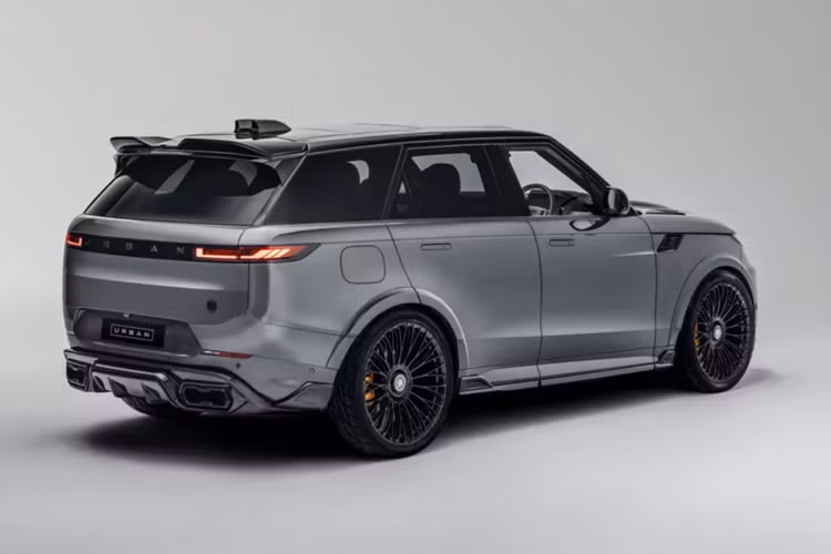 Bên cạnh bộ đôi Range Rover, Urban còn mang tới một chiếc Land Rover Defender 110 đặc biệt. Chiếc SUV chạy bằng động cơ V8 và có ngoại thất Verde Ermes với các điểm nhấn màu đen tương phản.