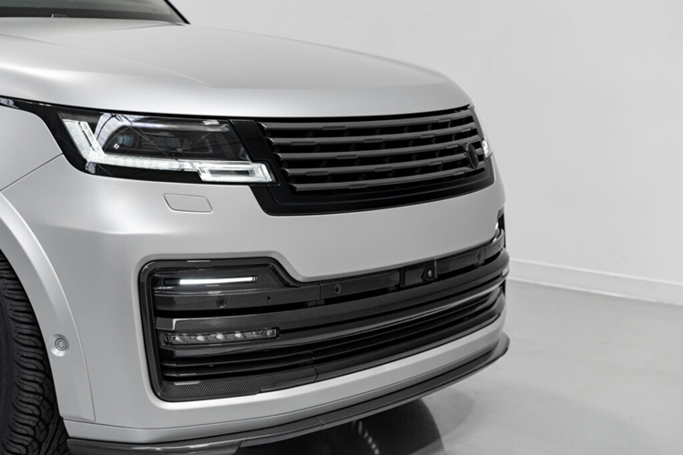 Mẫu xe SUV hạng sang Range Rover Sport này cũng có màu sơn lấy cảm hứng từ Lamborghini và xe cũng được trang bị bộ mâm hợp kim có kích thước 24 inch. Range Rover Sport độ từ Urban Automotive, từ đây mang đến cho xe một diện mạo góc cạnh.