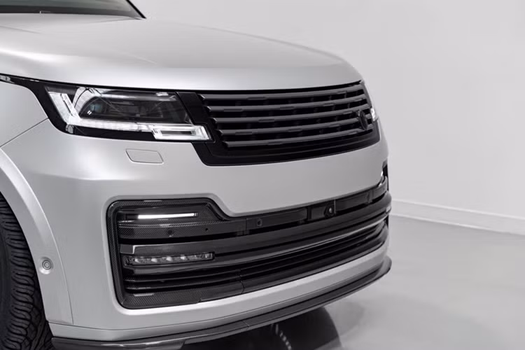 Mẫu xe SUV hạng sang Range Rover Sport này cũng có màu sơn lấy cảm hứng từ Lamborghini và xe cũng được trang bị bộ mâm hợp kim có kích thước 24 inch. Range Rover Sport độ từ Urban Automotive, từ đây mang đến cho xe một diện mạo góc cạnh.