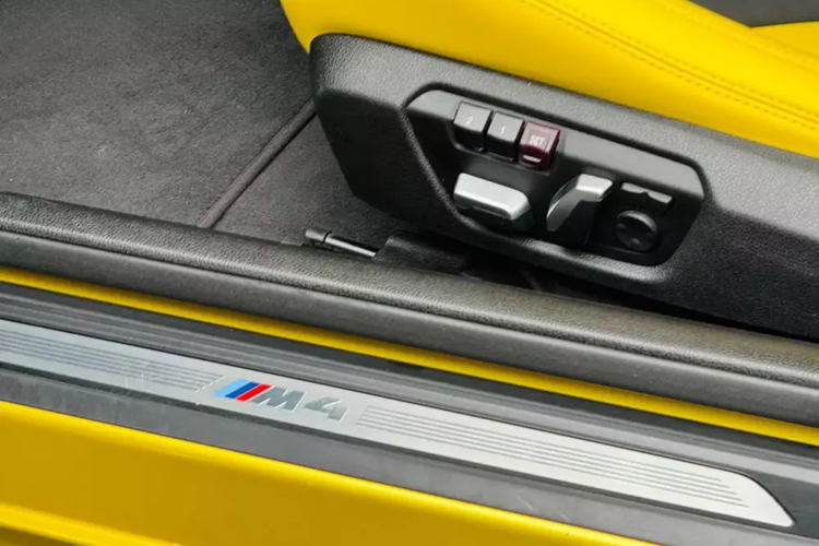 BMW M4 F82 là phiên bản hiệu suất cao của dòng xe BMW 4-Series, ngoại hình xe thể thao hơn với các khe hốc gió ở cản trước có kích thước lớn hơn, lưới tản nhiệt với các nan đen và đi kèm còn có logo M4 nằm phía bên phải.