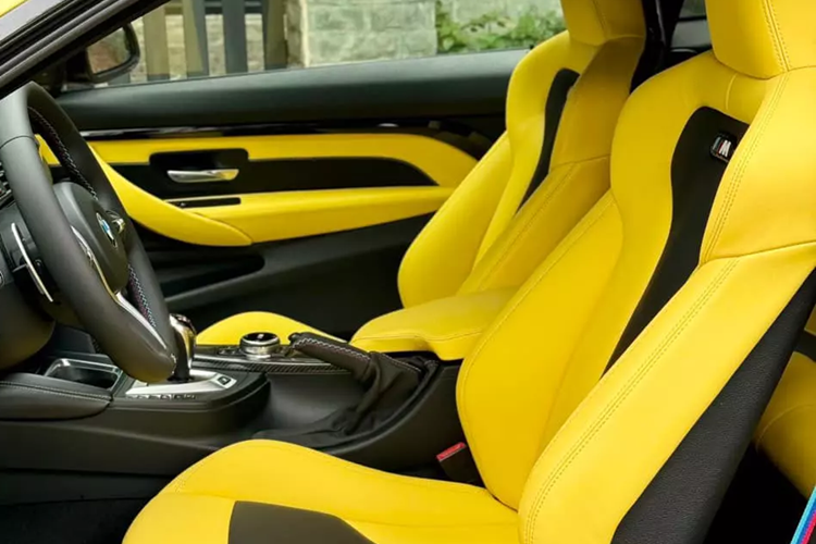 Tuy nhiên, màu sắc ghế lại được cho làm giảm đáng kể độ cá tính của chiếc xe BMW M4 này, bù lại ngoại thất được độ khá đẹp, cản sau carbon, mui xe carbon theo xe, bộ mâm đa chấu kép, hay cặp ống xả độ và sau cùng là đèn đã được nâng cấp lên đời 2019, xe thuộc đời 2017.