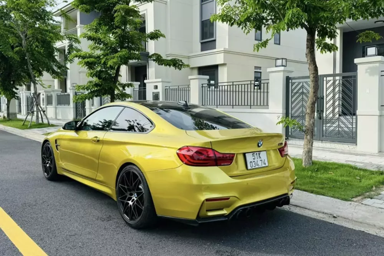 Động cơ trên kết hợp cùng hộp số 7 tốc độ M-DCT, nhờ đó, BMW M4 chỉ mất thời gian 4,1 giây để tăng tốc lên 100 km/h từ vị trí xuất phát. Tốc độ tối đa của xe vẫn bị giới hạn ở mức 250 km/h.