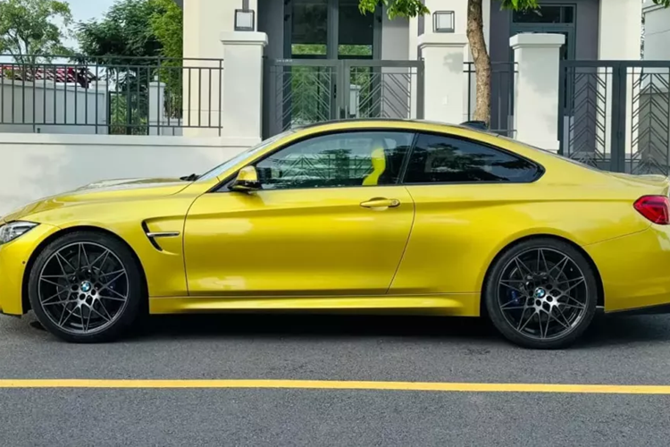 Đây là 1 trong số ít các xe BMW M4 F82 xịn sò đang có mặt tại Việt Nam, ngoại thất xe được sơn màu vàng Austin rất đẹp mắt, cùng với đó là rất nhiều đồ chơi, và có lẽ như muốn "tông xuyệt tông" với ngoại thất, chủ nhân đã cho bọc lại ghế sang màu vàng.