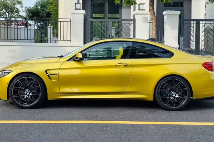 Đây là 1 trong số ít các xe BMW M4 F82 xịn sò đang có mặt tại Việt Nam, ngoại thất xe được sơn màu vàng Austin rất đẹp mắt, cùng với đó là rất nhiều đồ chơi, và có lẽ như muốn "tông xuyệt tông" với ngoại thất, chủ nhân đã cho bọc lại ghế sang màu vàng.
