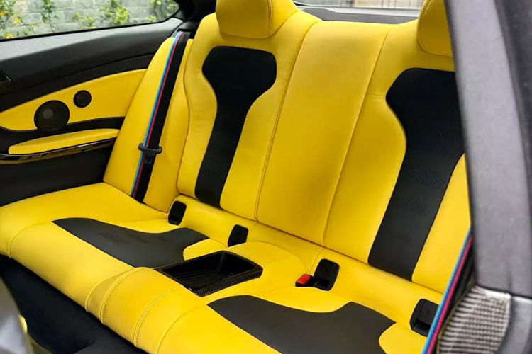 Mức giá xe BMW M4 2017 này rao bán gần 2,5 tỷ đồng, tương đương giá xe Honda Civic Type R mới, xe đã chạy được 72.000 km. Lúc mới về nước, mẫu xe thể thao hiệu năng cao này có giá bán 4,383 tỷ đồng. Giá này chưa bao gồm chi phí ra biển số.