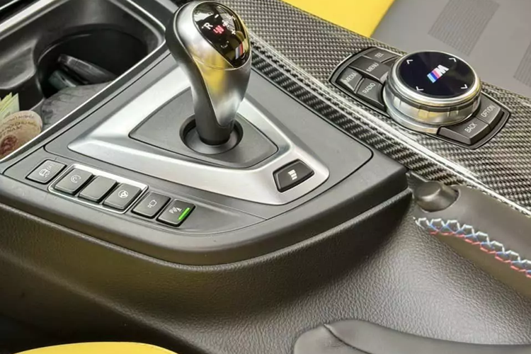 Bên hông xe của BMW M4 F82 được tích hợp thêm 2 mang cá đẹp mắt, ngoài ra, còn phải kể đến bộ mâm 5 chấu kép mang mã 437M với kích thước 19 inch, tuy nhiên, chủ nhân đã độ mâm đa chấu. Cản va sau của BMW M4 cũng được thiết kế lại thể thao hơn, đi kèm là cặp ống xả kép nằm đối xứng 2 bên. Phía trên đèn hậu của xe là logo M4.