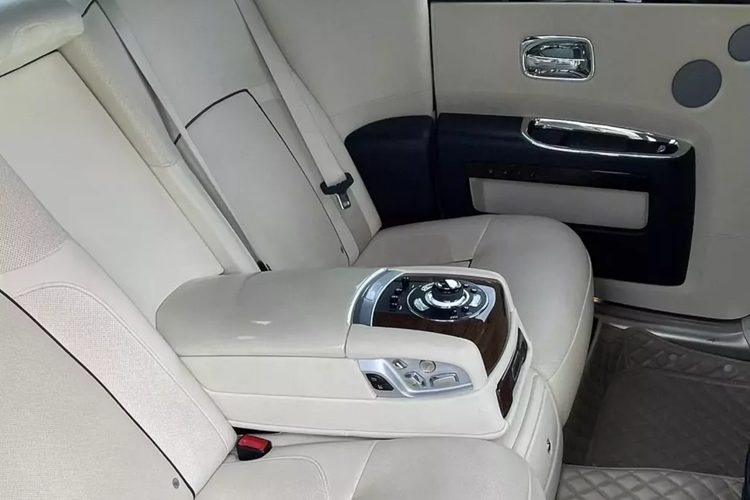 Vòng ra đuôi xe, khác biệt rõ nhất của Rolls-Royce Ghost thế hệ đầu tiên với bản thế hệ thứ 2 là đèn hậu LED sắc sảo, cá tính hơn, cũng được thay mới. Và như chúng tôi nói trên