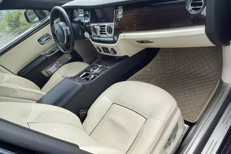 Trong đó, 1 đại gia ở Hà Nội đã chọn giải pháp độ Rolls-Royce Ghost đời đầu lên bản mới, tức không độ qua 1 hãng thứ 3, điều này có thể giúp đánh lừa thị giác của nhiều người rằng, đây là 1 chiếc xe siêu sang Rolls-Royce Ghost bản thế hệ mới nhất, tuy nhiên, đã có điểm yếu xảy ra.