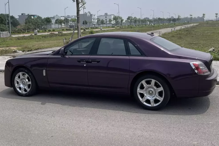 Đáng tiếc, chủ nhân của xe không độ luôn bộ mâm của bản mới, nhìn sẽ cân đối và sang trọng hơn nhiều, đây là chi tiết bắt bài dễ nhất của chiếc xe siêu sang Rolls-Royce Ghost đời 2013 được nâng cấp lên bản đời mới nhất. Các dòng xe Rolls-Royce Ghost thế hệ đầu đang có giá từ 5,9 tỷ đến 8 tỷ đồng, tùy vào độ mới, còn bản Series II giá cao hơn chút.