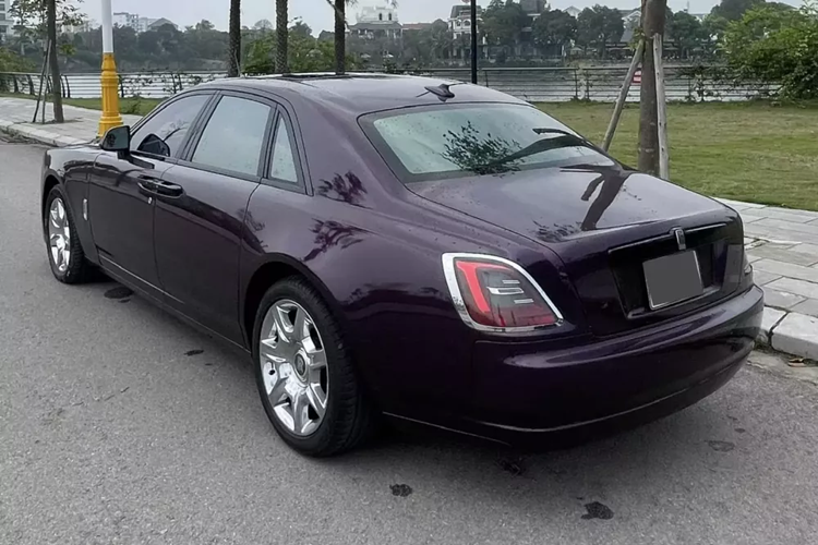 Rolls-Royce Ghost thế hệ đầu tiên được trang bị động cơ V12, dung tích 6,6 lít, tăng áp kép, cho công suất tối đa 562 mã lực và mô-men xoắn cực đại 780 Nm. Động cơ kết hợp cùng hộp số tự động ZF 8 cấp, nhờ đó, Rolls-Royce Ghost mất khoảng 5 giây để tăng tốc lên 100 km/h từ vị trí xuất phát. Vận tốc tối đa 250 km/h.