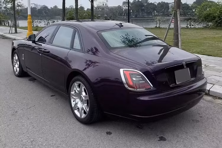 Rolls-Royce Ghost thế hệ đầu tiên được trang bị động cơ V12, dung tích 6,6 lít, tăng áp kép, cho công suất tối đa 562 mã lực và mô-men xoắn cực đại 780 Nm. Động cơ kết hợp cùng hộp số tự động ZF 8 cấp, nhờ đó, Rolls-Royce Ghost mất khoảng 5 giây để tăng tốc lên 100 km/h từ vị trí xuất phát. Vận tốc tối đa 250 km/h.