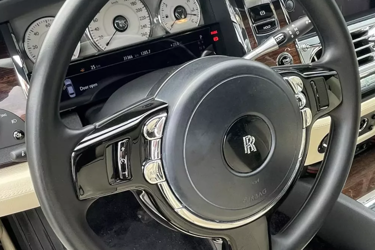 Đầu tiên chúng ta sẽ nói về bản độ body kit này, nó khá đẹp và mang đến cho chiếc xe siêu sang Rolls-Royce Ghost đã hơn 11 tuổi cái nhìn mới mẻ, các điểm nhấn thay đổi bao gồm mặt tiền với cản va trước mới, đèn pha LED như bản đời cao nhất và có cả thêm thanh crôm nằm dưới đèn pha.