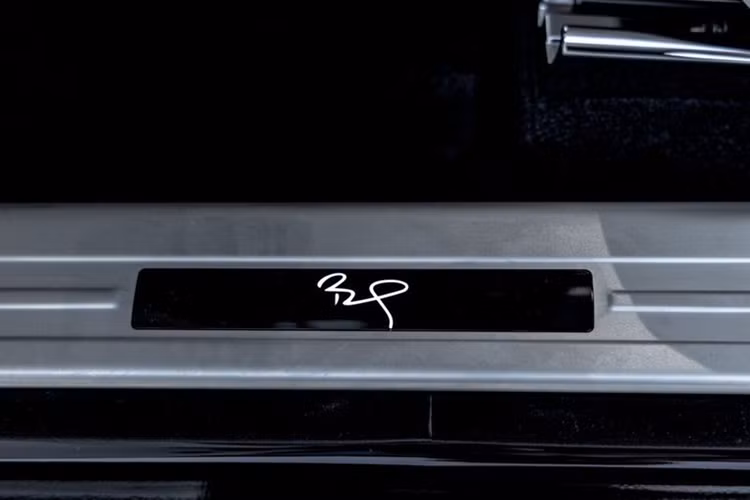 Điều này khiến cho chiếc Rolls-Royce Ghost này trở nên vô giá đối với những fan trung thành của ngôi sao thể thao này. Dưới nắp ca-pô, Ghost 2024 sở hữu động cơ V12 6.75L, sản sinh công suất 563 mã lực, kết hợp với hộp số 8 cấp.