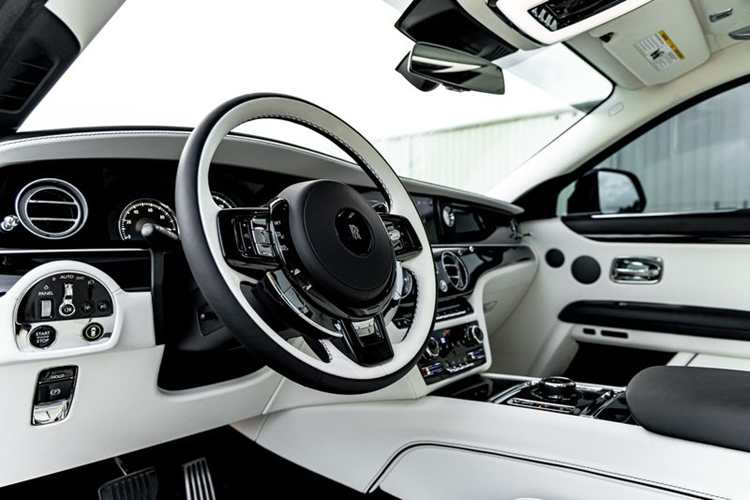 Rolls-Royce Ghost 2024 của Tom Brady sở hữu nhiều điểm nhấn đặc biệt, được cá nhân hóa theo yêu cầu của ngôi sao bóng bầu dục nổi tiếng này.