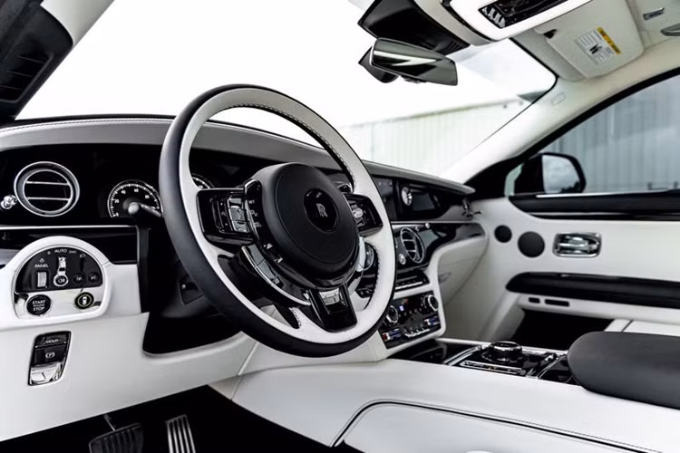 Rolls-Royce Ghost 2024 của Tom Brady sở hữu nhiều điểm nhấn đặc biệt, được cá nhân hóa theo yêu cầu của ngôi sao bóng bầu dục nổi tiếng này.