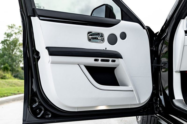 Tuy nhiên, chi tiết đặc biệt nhất của chiếc xe này lại nằm ở bậc cửa, với chữ ký của Tom Brady được thiết kế rất tỉ mỉ, kết hợp với hệ thống đèn chiếu sáng tích hợp ở phía dưới.