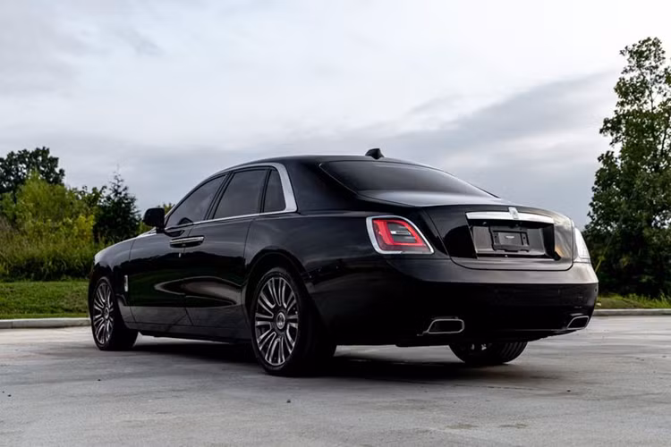 Hiện tại, mức giá xe Rolls-Royce Ghost 2024 của Tom Brady đã lên tới 400.000 USD (hơn 10 tỷ đồng), tuy nhiên, mức giá chốt cuối cùng có thể cao hơn nhiều, bởi cuộc đấu giá còn tới 7 ngày nữa mới kết thúc.