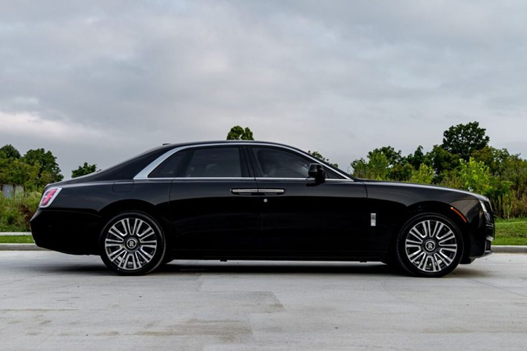 Tuy nhiên, điều khiến chiếc xe siêu sang Rolls-Royce Ghost 2024 này được nhiều đại gia khao khát là nó từng thuộc sở hữu của Tom Brady – một trong những ngôi sao bóng bầu dục được hâm mộ nhất thế giới.