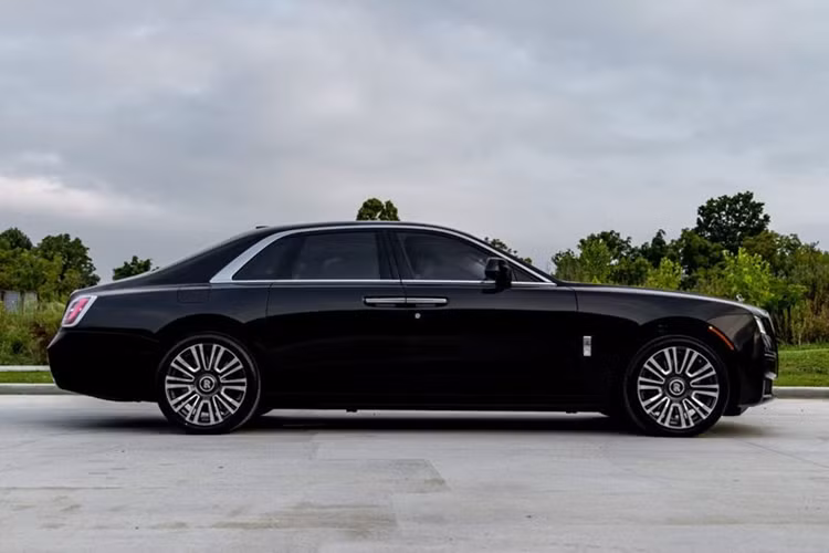 Tuy nhiên, điều khiến chiếc xe siêu sang Rolls-Royce Ghost 2024 này được nhiều đại gia khao khát là nó từng thuộc sở hữu của Tom Brady – một trong những ngôi sao bóng bầu dục được hâm mộ nhất thế giới.