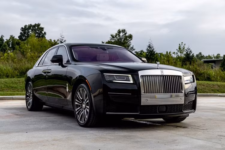 Mới đây, một chiếc Rolls-Royce Ghost đời 2024 đã thu hút sự chú ý của nhiều người khi được bán đấu giá thông qua Sotheby's Motorsport (SOMO). Mặc dù có mức giá rất đắt, Rolls-Royce Ghost vẫn không phải là mẫu xe quá hiếm gặp.