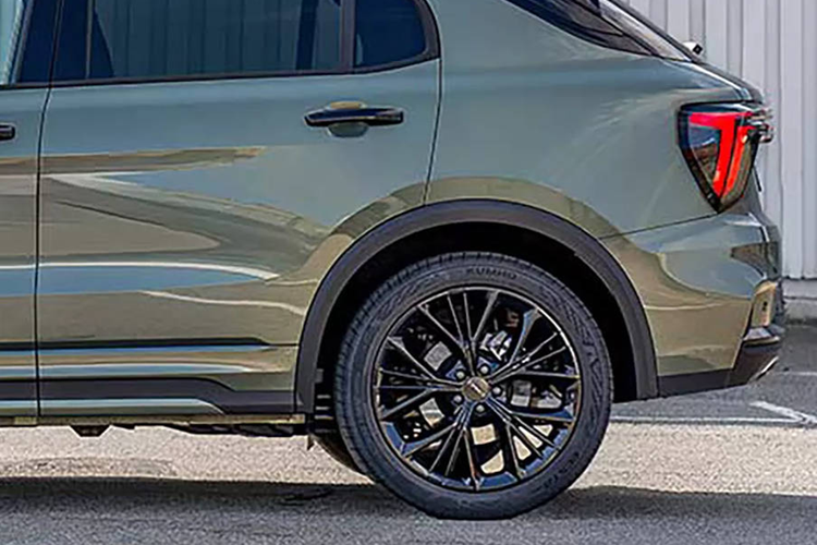 Với sự cải tiến này, khả năng tăng tốc và phản hồi của xe được cải thiện rõ rệt, trong khi vẫn duy trì khả năng tiết kiệm nhiên liệu vượt trội so với xe động cơ đốt trong thuần túy.