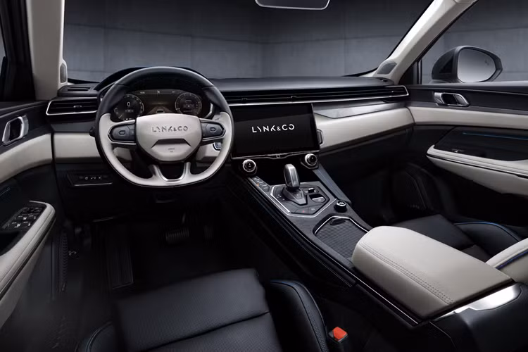 Những thay đổi này tạo nên vẻ ngoài hiện đại và sắc sảo hơn cho chiếc xe gầm cao crossover. Khách hàng sẽ được chọn thêm 3 màu sơn ngoại thất mới là trắng Crystal White, đen Sparkling Black và xanh lục ánh kim Mineral Green Metallic, bên cạnh những màu có sẵn từ trước.