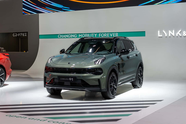 Ngoại thất của Lynk &amp; Co 01 đời mới 2025 không có quá nhiều thay đổi lớn so với những năm trước, vẫn là kiểu dáng tổng thể quen thuộc vì hiện nay mẫu xe này vẫn đang ở thế hệ đầu tiên suốt từ năm 2017 đến giờ. Những thay đổi tập trung vào cụm lưới tản nhiệt màu đen bóng, mâm xe với thiết kế mới và đồ họa LED tinh chỉnh cho cụm đèn hậu.