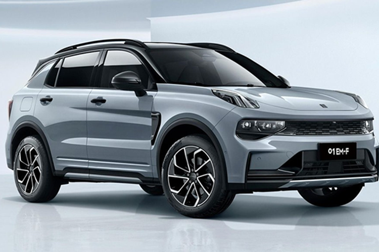 Lynk &amp; Co 01 đời mới 2025 được trang bị cơ cấu truyền động hybrid sạc điện PHEV mới nhất, được phát triển dựa trên công nghệ từ công ty mẹ Geely. Hệ truyền động này mang lại tổng công suất 276 mã lực và mô-men xoắn 535 Nm, mạnh hơn đáng kể so với phiên bản tiền nhiệm (257 mã lực và 425 Nm).