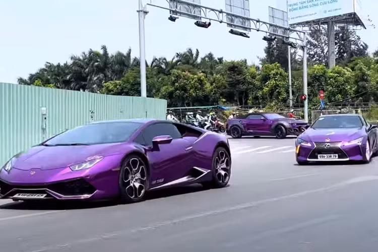 So với Lexus LC 500, mẫu xe thể thao của đại gia Dũng "2 thì" ở Cần Thơ có sự khác biệt khác biệt rất lớn ở ngoại hình nhờ chi tiết này, cụ thể, phiên bản Lexus LC 500h có thêm logo Hybrid xuất hiện bên hông xe, thể hiện đây là 1 mẫu xe hybrid.