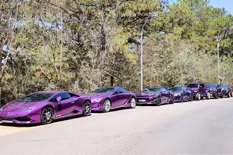 Nổi bật nhất trong dàn xe của đại gia Dũng "2 thì" là chiếc siêu xe Lamborghini Huracan LP610-4 giá 9 tỷ đồng. Nguyên bản siêu bò này có màu cam, nhưng chỉ mới về garage đại gia này, nó ngay lập tức được dán sang màu tím.