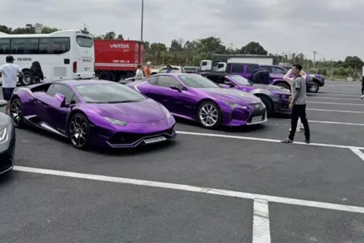 Nổi bật không kém trong đoàn xe này còn có chiếc Lexus LC 500h, xe từng được rao bán với mức giá trên 7 tỷ đồng vào năm 2022. Được biết, số lượng dòng xe thể thao Lexus LC tại Việt Nam không quá 5 chiếc và phiên bản Hybrid chỉ mới được ghi nhận đúng 1 xe xuất hiện.