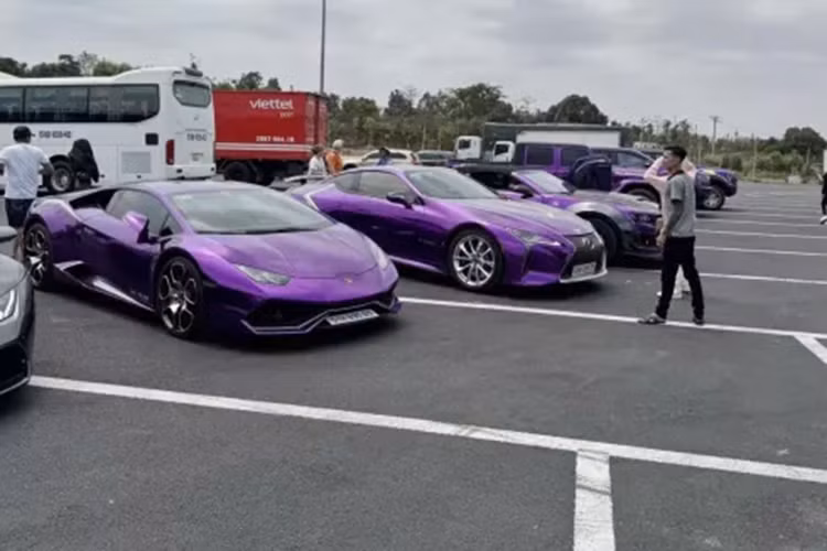 Nổi bật không kém trong đoàn xe này còn có chiếc Lexus LC 500h, xe từng được rao bán với mức giá trên 7 tỷ đồng vào năm 2022. Được biết, số lượng dòng xe thể thao Lexus LC tại Việt Nam không quá 5 chiếc và phiên bản Hybrid chỉ mới được ghi nhận đúng 1 xe xuất hiện.