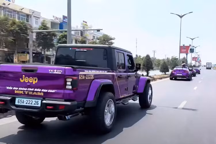 Vì thế, dòng xe thể thao Lexus LC 500h sử dụng hệ dẫn động hybrid bao gồm máy xăng V6, dung tích 3,5 lít, mô-tơ điện và hộp số CVT. Hệ dẫn động này tạo ra công suất tổng cộng 354 mã lực, nhờ đó, giúp xe thể thao Lexus LC 500h tăng tốc từ vị trí xuất phát lên 100 km/h trong 4,8 giây trước khi đạt vận tốc tối đa 250 km/h.