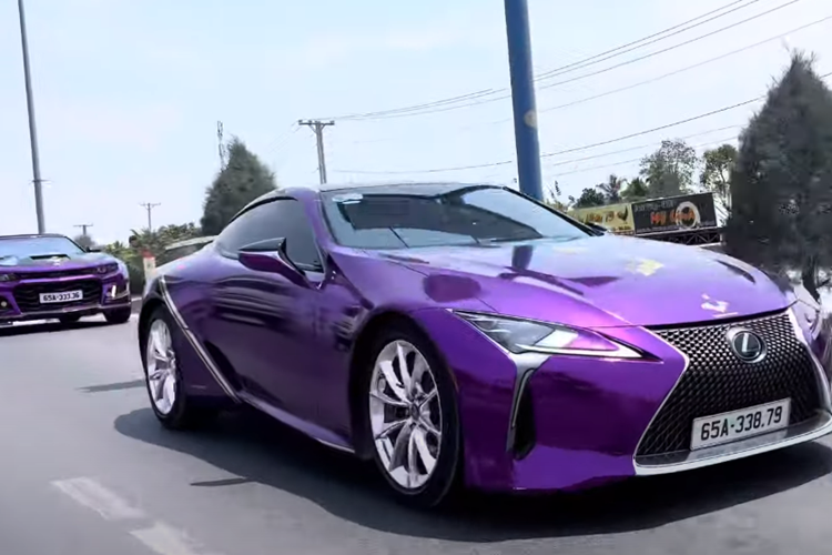 Trong khi đó, phiên bản Lexus LC 500 được trang bị khối động cơ xăng V8, dung tích 5.0 lít, hút khí tự nhiên, 32 van, sản sinh công suất tối đa 471 mã lực tại vòng tua máy 7.100 vòng/phút và mô-men xoắn cực đại 540 Nm tại vòng tua máy 4.800 vòng/phút.