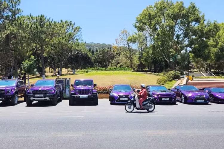 Các chiếc xe đắt tiền của đại gia Dũng 2 thì có điểm chung là được dán màu tím, chưa hết, biển số xe rất đẹp khi không phải là tứ quý thì là ngũ quý, biển sảnh hay biển cặp.