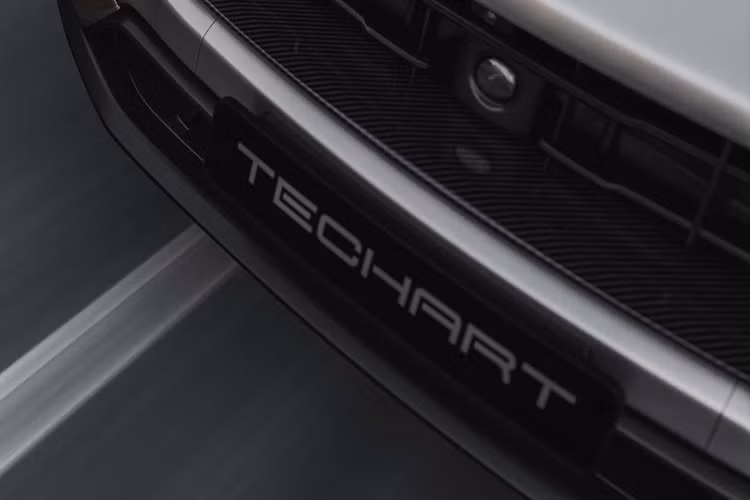 Bên cạnh việc giúp chiếc xe trở nên bắt mắt hơn, gói nâng cấp này còn giúp xe có tính khí động học được cân bằng tốt hơn với với những phụ kiện nâng cấp ấn tượng và khả năng xử lý cũng được cải thiện.